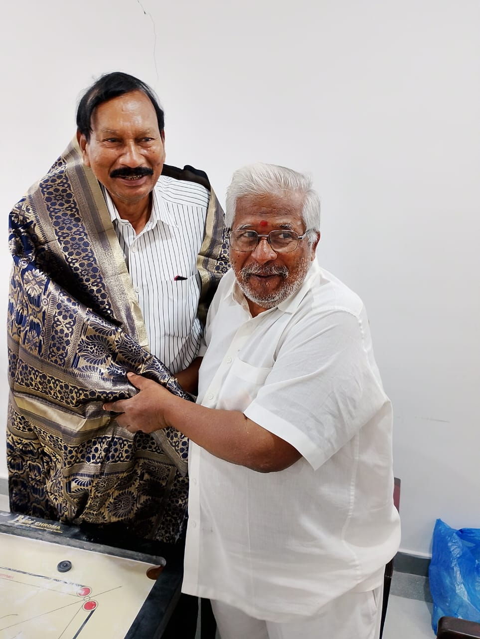 Mallikarjuna Shaarma garu falicitating Yadaiah garu
.jpg